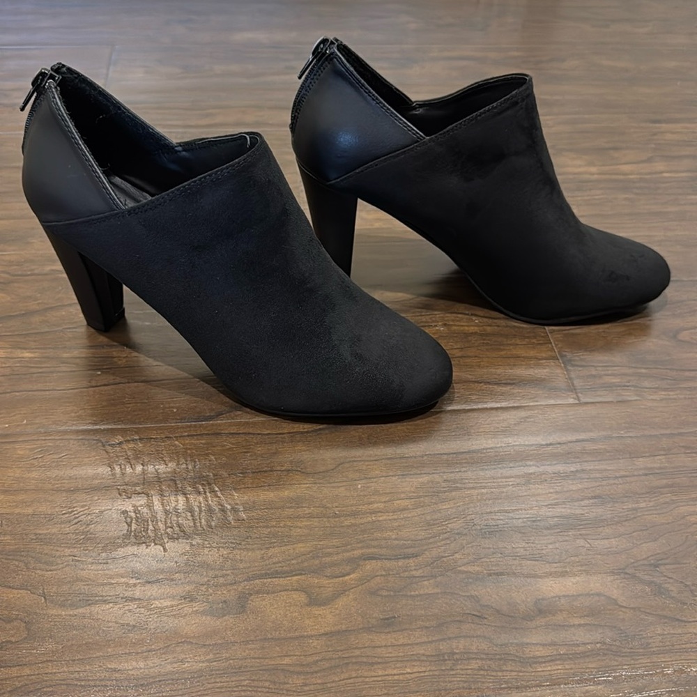 XOXO Women's "Jamsey" black suede round toe booties sz 8.5M